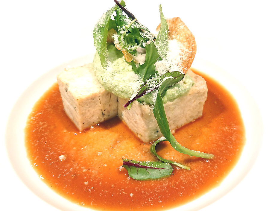 オーブンでじっくり焼いた若鶏のテリーヌにアスパラガスのムースを添えて